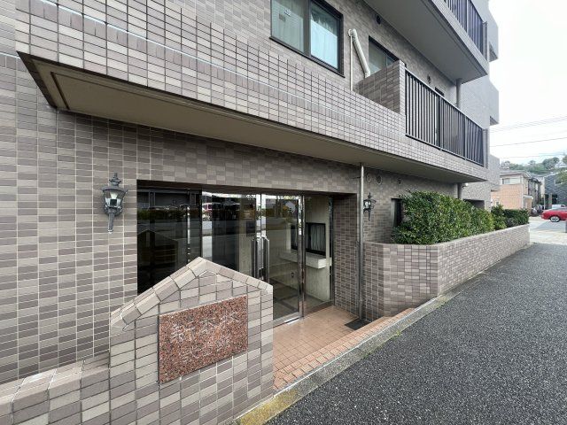 フルリノベ・人気の南東角部屋・隣にオーケーストアでオールオーケー！な、【リノベ／新本牧弐番館】のエントランス|建物の内部です