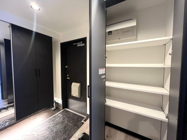 全部屋にちょっとしたバルコニーが付く、なかなか珍しさがある。バス便でも生活のしやすがあるこの地は隣にオーケーが鎮座でOK！！室内のキレイさも自慢できる、それが【新本牧弐番館】リノベーションの収納|収納豊富です