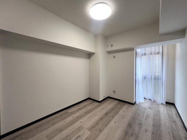 フルリノベ・人気の南東角部屋・隣にオーケーストアでオールオーケー！な、【リノベ／新本牧弐番館】の洋室|ゆったりした洋室です