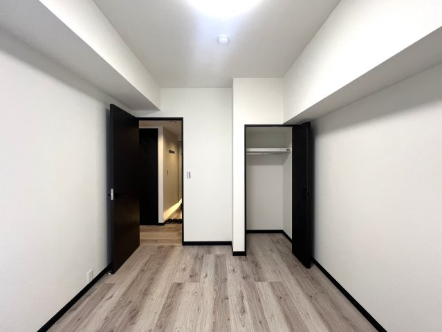 フルリノベ・人気の南東角部屋・隣にオーケーストアでオールオーケー！な、【リノベ／新本牧弐番館】の洋室|個人の部屋や寝室として使える洋室です