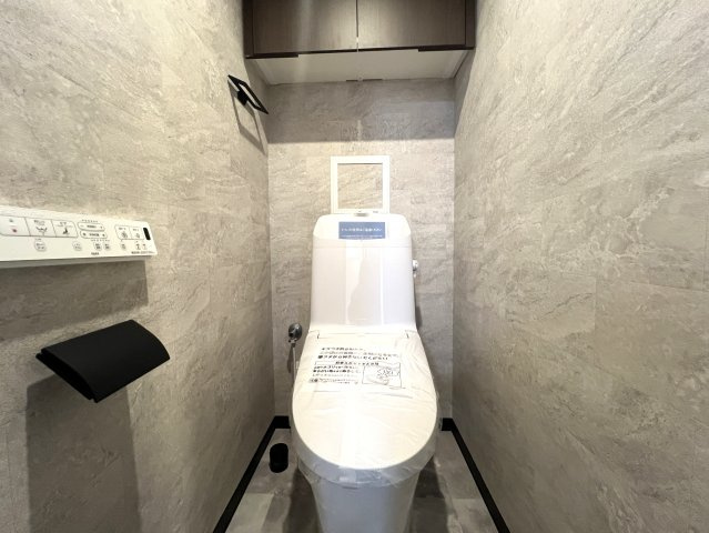 全部屋にちょっとしたバルコニーが付く、なかなか珍しさがある。バス便でも生活のしやすがあるこの地は隣にオーケーが鎮座でOK！！室内のキレイさも自慢できる、それが【新本牧弐番館】リノベーションのトイレ|落ち着いた色調のトイレです