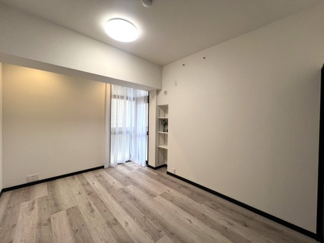 フルリノベ・人気の南東角部屋・隣にオーケーストアでオールオーケー！な、【リノベ／新本牧弐番館】の洋室|個人の部屋や寝室として使える洋室です