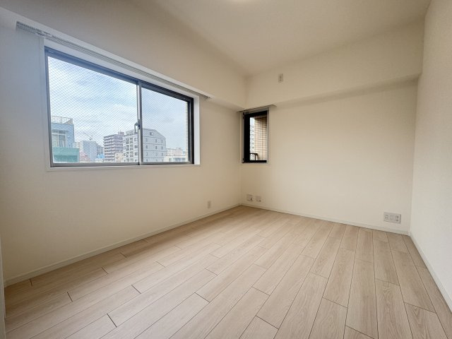エンゼルパークソレイユ住吉の洋室|6帖のサービスルームです♪明るい光が入り込みます♪