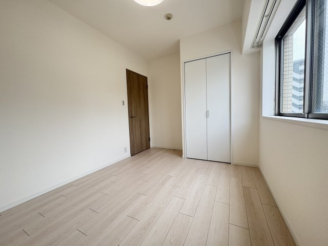 エンゼルパークソレイユ住吉の洋室|角部屋で明るい光が入り込みます♪