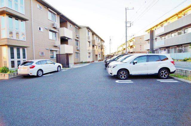 ロイジェントパークスレイクタウンⅢ Iの駐車場