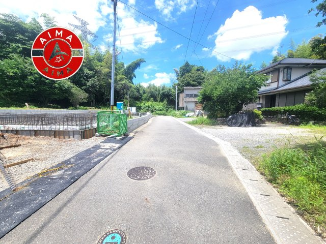 筑紫野市大字筑紫第8-2棟（1号棟）の前面道路含む現地写真|前面道路は閑静な住宅地をはしる車通りの少ない道路。お車の出し入れが苦手なママや小さなお子様にも安心ですね。しっかり舗装もされているので、ベビーカーや自転車で通っても快適に通行できます。