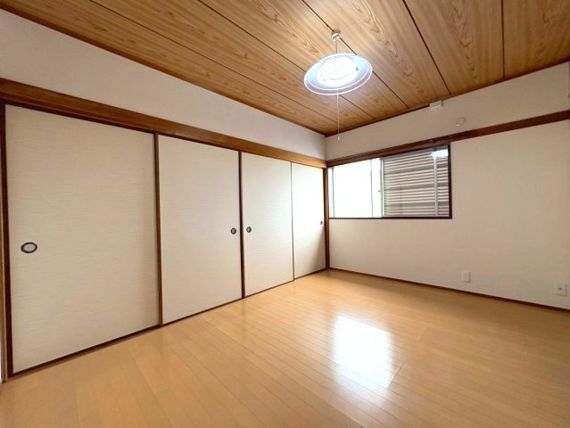 三日市町貸家の洋室
