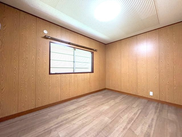 三日市町貸家の洋室