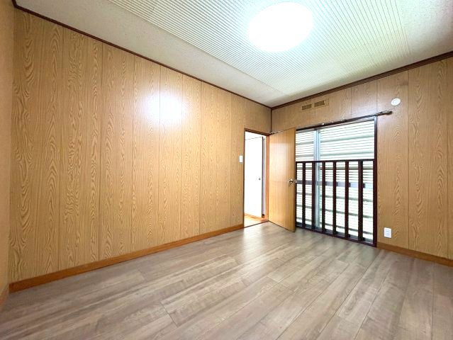 三日市町貸家の洋室