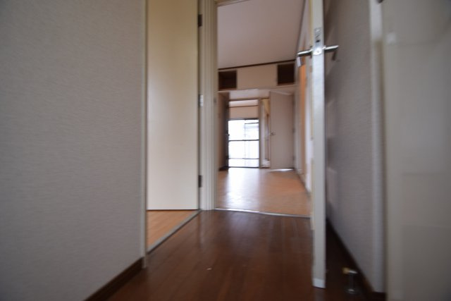 ゲートパレス南大野の玄関|玄関から洋室