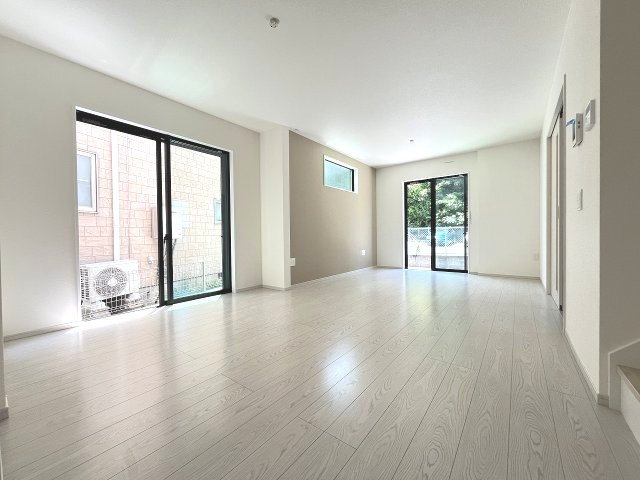 【居間・リビング】 | 福岡市西区小戸1丁目4期　4号棟（全4棟）【仲介手数料無料・0円】 | 現地写真。