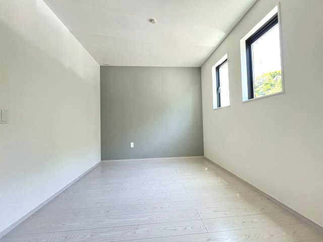 【寝室】 | 福岡市西区小戸1丁目4期　4号棟（全4棟）【仲介手数料無料・0円】 | 現地写真。2階主寝室です。