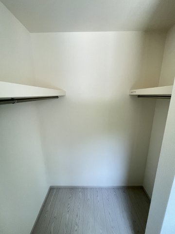 【収納】 | 福岡市西区小戸1丁目4期　4号棟（全4棟）【仲介手数料無料・0円】 | 現地写真。ウォークインクローゼットです。