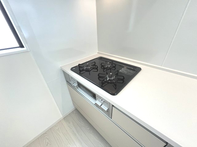 【キッチン】 | 福岡市西区小戸1丁目4期　4号棟（全4棟）【仲介手数料無料・0円】 | 現地写真。