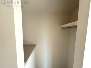 収納力が高く洋服や小物を整理しやすく、更衣室のように使え、部屋がすっきり保てます。収納の配置を自由に調整でき、換気性が良く防湿・防虫対策も可能。快適で機能的な生活空間を実現できます♪