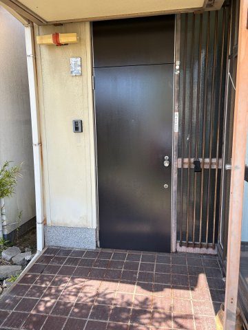里見貸戸建の玄関