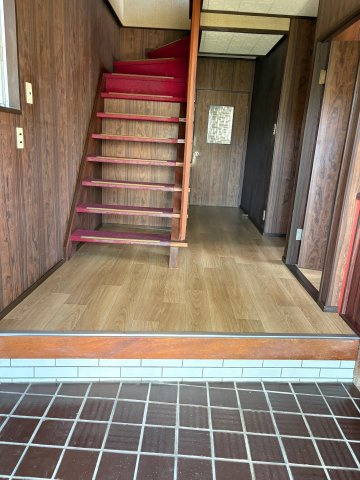 里見貸戸建の玄関