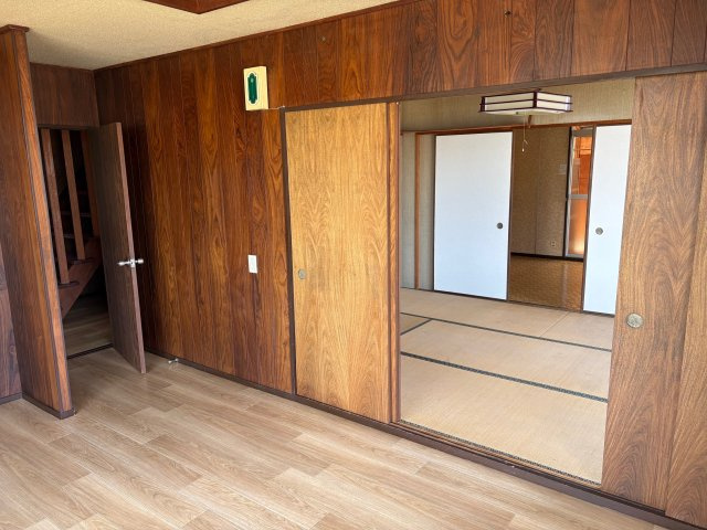 里見貸戸建の居間・リビング