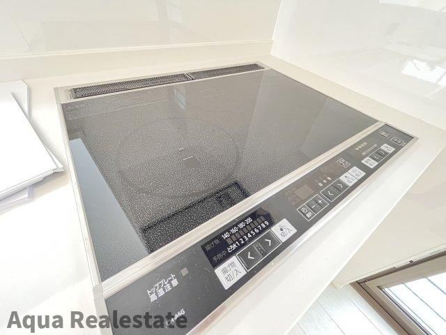 オール電化デザイナーズハウス鴨島町建売⑨のキッチン|お洗濯ものを気持ちよく太陽の光で干せるのが嬉しいですね。