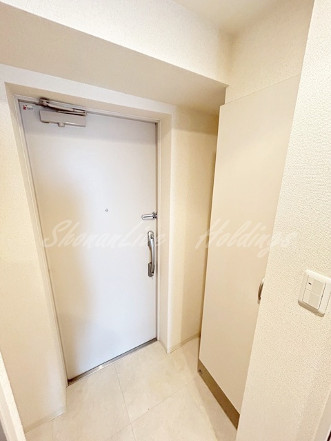 藤沢市鵠沼花沢町の賃貸マンションの玄関|収納もある玄関です