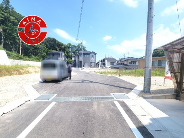 春日市弥生2丁目第2-2棟(5号棟)の前面道路含む現地写真|前面道路は閑静な住宅地をはしる車通りの少ない道路。お車の出し入れが苦手なママや小さなお子様にも安心ですね。しっかり舗装もされているので、ベビーカーや自転車で通っても快適に通行できます。