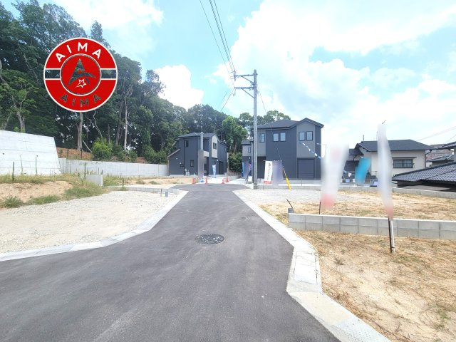 春日市弥生2丁目第2-2棟(5号棟)の前面道路含む現地写真|前面道路は閑静な住宅地をはしる車通りの少ない道路。お車の出し入れが苦手なママや小さなお子様にも安心ですね。しっかり舗装もされているので、ベビーカーや自転車で通っても快適に通行できます。