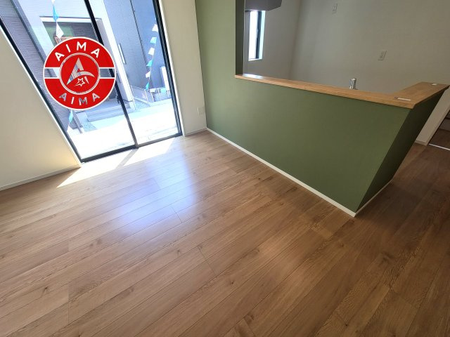 春日市弥生2丁目第2-2棟(5号棟)のダイニング|キッチンから立ち込める香りが今日の料理を期待させます。
