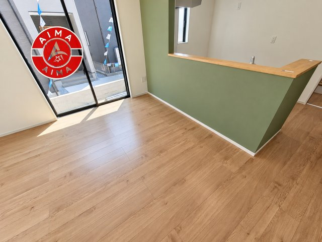 春日市弥生2丁目第2-2棟(5号棟)のダイニング|キッチンから立ち込める香りが今日の料理を期待させます。