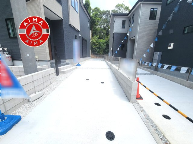 春日市弥生2丁目第2-2棟(5号棟)の外観|広々した駐車場です。