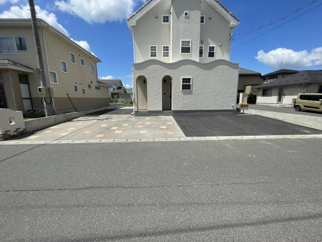 八戸市新井田西１丁目10-9の駐車場
