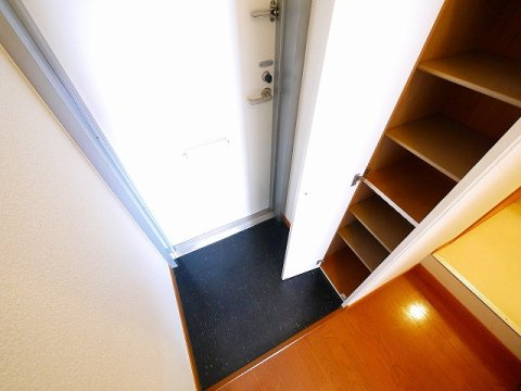 レオパレスＢｏｎｎｅ　ｊｏｕｒｎｅｅの玄関|収納もある玄関です