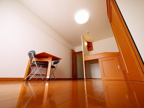 レオパレスＢｏｎｎｅ　ｊｏｕｒｎｅｅの居間・リビング|明るい色調の室内です