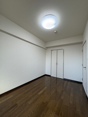 【寝室】 | イーストヒル町屋 | 広くて明るい寝室