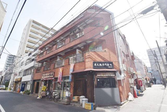 【現況写真】 | サンローゼ新宿 | 前面道路と外観の様子です。～即日のご見学可能～　お問合せはお気軽にどうぞ。