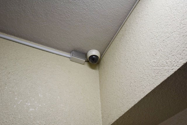 【防犯設備】 | サンローゼ新宿 | 建物や敷地の隅々に目を光らせる防犯カメラが設置されています。現地を見学される際には、カメラの存在やその台数にも意識を払ってみてください。～即日のご見学可能～　お問合せはお気軽にどうぞ。