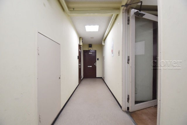 【その他共用部分】 | サンローゼ新宿 | 共用廊下です。ここもきれいに清掃されています。周囲のお部屋の様子も、ぜひ伺ってみてください。～即日のご見学可能～　お問合せはお気軽にどうぞ。