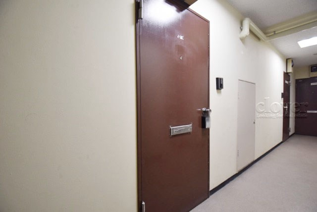 【その他共用部分】 | サンローゼ新宿 | 皆様をお迎えする、お部屋の玄関ドア。開けやすさや開放角度、ドアノブの操作しやすさや鍵の形状などを、現地で一度ご確認ください。～即日のご見学可能～　お問合せはお気軽にどうぞ。