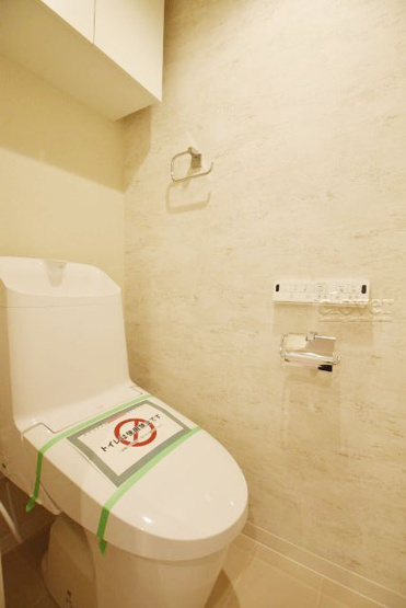 【トイレ】 | 向島パークハイツ第２ | 温水洗浄便座つき　上部に収納を備えたトイレです。自宅の中でも最もプライベートな空間だからこそ、ほしい「落ち着き」がここにあります。～即日のご見学可能～　お問合せはお気軽にどうぞ。