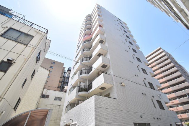 【現況写真】 | 向島パークハイツ第２ | 青空によく映える建物です。手入れの行き届いた外壁やマンション正面エントランスなど、綺麗な姿をぜひ一度、現地にてご覧ください。～即日のご見学可能～　お問合せはお気軽にどうぞ。
