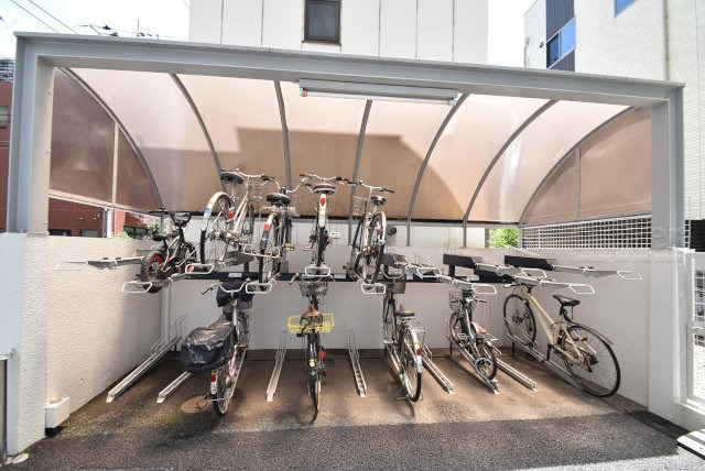【駐車場】 | 向島パークハイツ第２ | 自転車置き場。マンションの共用部にあたります。空きの有無や駐輪料金、各戸の台数制限などについては、改めてお問い合わせください。～即日のご見学可能～　お問合せはお気軽にどうぞ。

