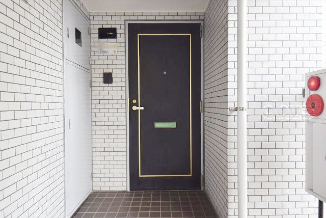 【その他共用部分】 | 向島パークハイツ第２ | 皆様をお迎えする、お部屋の玄関ドア。開けやすさや開放角度、ドアノブの操作しやすさや鍵の形状などを、現地で一度ご確認ください。～即日のご見学可能～　お問合せはお気軽にどうぞ。