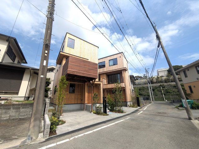 海まで徒歩9分！ ウッドバルコニー完備 新築戸建の前面道路含む現地写真|前面道路