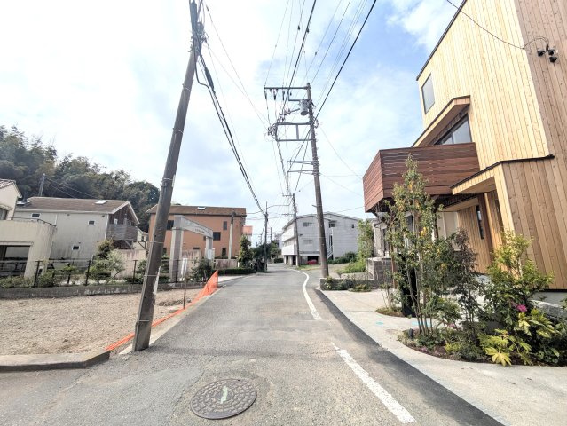 海まで徒歩9分！ ウッドバルコニー完備 新築戸建の前面道路含む現地写真|前面道路