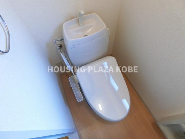 関守ハイツのトイレ|ウォシュレット付きトイレ　小窓あり