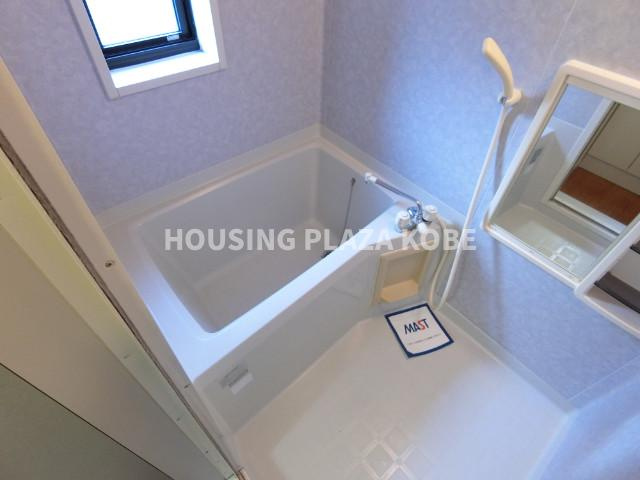 関守ハイツの浴室|小窓付きで換気もでき光も入ります。