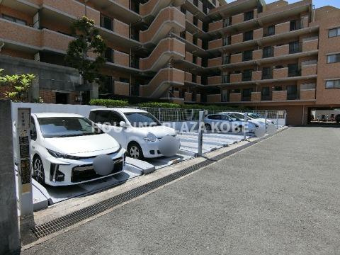 ライオンズマンション鷹取の駐車場