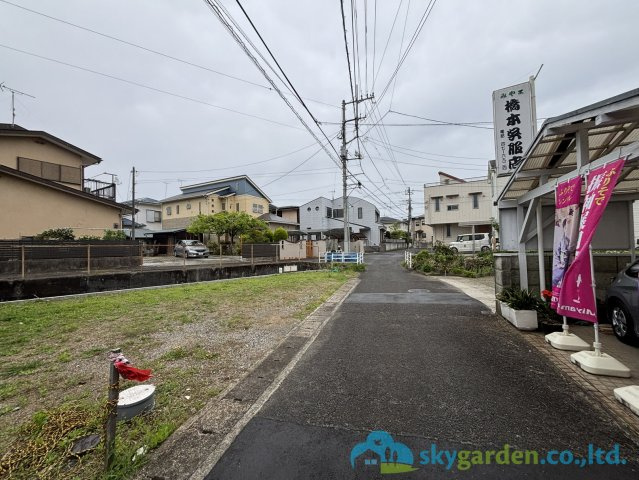 小田原市酒匂　築後未入居戸建　全2棟2号棟の前面道路含む現地写真