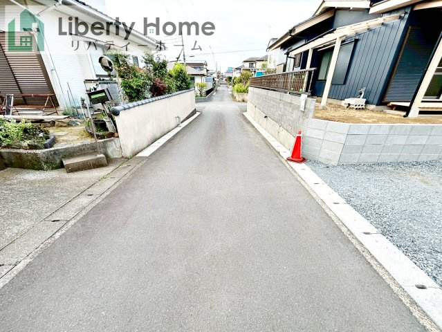 ひたちなか市中根　中古戸建の前面道路含む現地写真