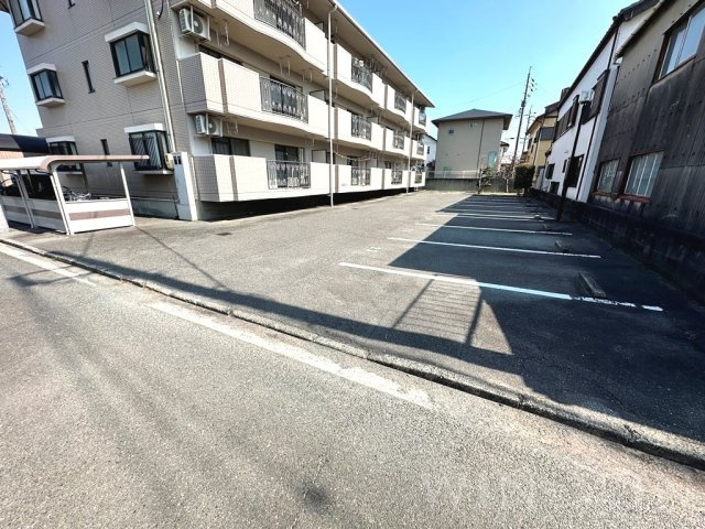 リヴァージュ北島の駐車場