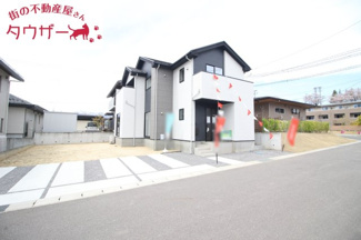 【外観】 | 油井小学校・安達中学校区　二本松市油井　-リガーレⅠ&Ⅱ-　２期　全２棟　１号棟 | 駐車スペース３台以上の広々とした敷地です♪　外水道もついていますので洗車に便利！